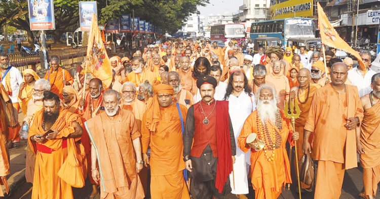 തൃശൂരില്‍ സന്ന്യാസി സംഗമത്തിന്റെ ഭാഗമായി നടന്ന നാമജപയാത്ര