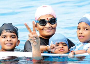 അറുപതിന്റെ നിറവിലും ഉശിരോടെ ... നീന്തല്‍ പഠിക്കുന്ന കുട്ടികള്‍ക്കൊപ്പം സ്‌നേഹ പ്രഭ