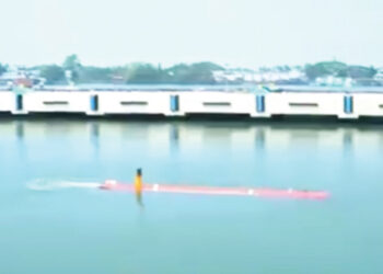 ഭാരതം നിര്‍മിച്ച ആളില്ലാ അന്തര്‍ വാഹിനിയുടെ ആദ്യ പരീക്ഷണം കൊച്ചിക്കായലില്‍ നടന്നപ്പോള്‍