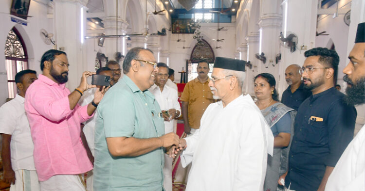 മണര്‍കാട് മര്‍ത്തമറിയം കത്തീഡ്രലില്‍ എത്തിയ ബിഡിജെഎസ് സംസ്ഥാന അധ്യക്ഷന്‍ തുഷാര്‍ വെള്ളാപ്പള്ളിയെ ഫാ. കുറിയാക്കോസ് കോര്‍ എപ്പിസ്‌കോപ്പാ കിഴക്കേടത്ത് സ്വീകരിക്കുന്നു.