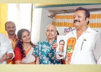 ബല്‍റാം മട്ടന്നൂരിന്റെ 'ജീവിതം പൂങ്കാവനം' എന്ന പുസ്തകം കഴിഞ്ഞ വര്‍ഷം ഒക്‌ടോബറില്‍ സുരേഷ് ഗോപി പ്രകാശനം ചെയ്തപ്പോള്‍