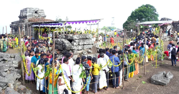 മംഗളാദേവി ചിത്രാ പൗര്‍ണമി ഉത്സവത്തിനെത്തിയ ഭക്തജനങ്ങളുടെ നീണ്ടനിര