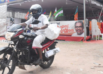 റെഡി, ആക്ഷന്‍: പോസ്റ്ററുകള്‍ ആവശ്യപ്പെട്ടു ഫോണ്‍ വന്നുടനെ, എറണാകുളം ലോക്‌സഭാ മണ്ഡലം എന്‍ഡിഎ തെരഞ്ഞെടുപ്പ് കമ്മിറ്റി ഓഫീസില്‍നിന്നു ബൈക്കില്‍ പോസ്റ്ററുമായി ഇടപ്പള്ളി കുന്നുംപുറത്തേക്കു കുതിക്കുന്ന ബിജെപി തൃക്കാക്കര മണ്ഡലം പ്രസിഡന്റ് സി.കെ ബിനുമോന്‍