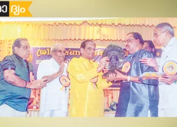 എറണാകുളം ടിഡിഎം ഹാളില്‍ ഡോ. ബാലമുരളികൃഷ്ണ, കെ.ജി. ജയന് ജന്മാഷ്ടമി പുരസ്‌കാരം സമ്മാനിച്ചപ്പോള്‍. എ. ഗോപാലകൃഷ്ണന്‍, ഗായകന്‍ പി. ജയചന്ദ്രന്‍, കെ.ജെ. യേശുദാസ്, എം.എ. കൃഷ്ണന്‍, മനോജ് കെ.ജയന്‍ എന്നിവര്‍ വേദിയില്‍