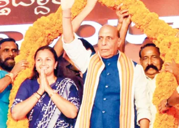 കാസര്‍കോട്ട് എന്‍ഡിഎയുടെ തെരഞ്ഞെടുപ്പ് റാലിയെ അഭിസംബോധന ചെയ്യാനെത്തിയ പ്രതിരോധ മന്ത്രി രാജ്‌നാഥ് സിങ്ങിനെ ബിജെപി ജില്ലാ പ്രസിഡന്റ് രവീശ് തന്ത്രി കുണ്ടാറിന്റെ നേതൃത്വത്തില്‍ ഹാരമണിയിച്ച് സ്വീകരിക്കുന്നു. സ്ഥാനാര്‍ത്ഥി എം.എല്‍. അശ്വിനി സമീപം