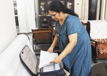 എറണാകുളം എന്‍ഡിഎ സ്ഥാനാര്‍ത്ഥി ഡോ. കെ.എസ്. രാധാകൃഷ്ണന്റെ അടുത്ത ദിവസത്തേക്കുള്ള വസ്ത്രങ്ങള്‍ എടുത്തു വയ്ക്കുന്ന ഭാര്യ കെ.എസ്. ശ്രീകുമാരി.