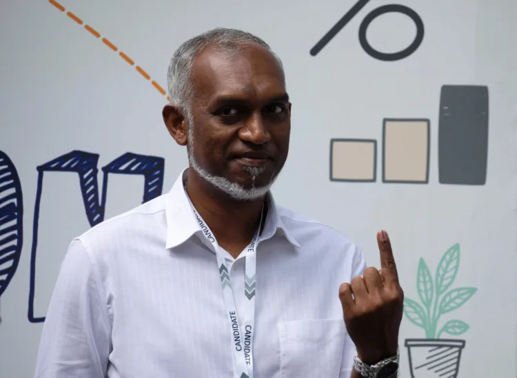 Mohamed Muizzu, Maldives presidential candidate of the opposition party, People's National Congress gestures after casting his vote at a polling station during the Maldives presidential election day in Male, Maldives September 9, 2023. REUTERS/Dhahau Naseem