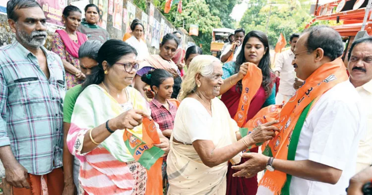 നഗരൂര്‍ കോയിക്കമൂലയില്‍ വൃദ്ധമാതാവ് വി.മുരളീധരനെ സ്വീകരിക്കുന്നു. സമീപം ലൈല