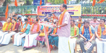 സര്‍ക്കാര്‍ ജീവനക്കാര്‍ക്ക് പങ്കാളിത്തപെന്‍ഷന്‍ ഏര്‍പ്പെടുത്തിയതിന്റെ വാര്‍ഷികദിനമായ ഇന്നലെ എന്‍ജിഒ സംഘിന്റെ നേതൃത്വത്തില്‍ സെക്രേട്ടറിയറ്റ് പടിക്കല്‍ നടത്തിയ ഉപവാസസമരം സംസ്ഥാന പ്രസിഡന്റ്  ആര്‍. ശ്രീകുമാരന്‍ ഉദ്ഘാടനം ചെയ്യുന്നു.