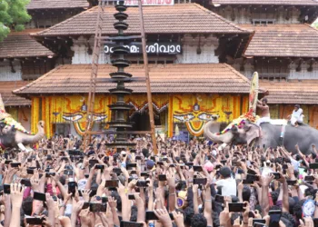 തൃശൂര്‍ പൂരത്തിന് സമാപനം കുറിച്ച് വടക്കുന്നാഥ ക്ഷേത്രം ശ്രീമൂലസ്ഥാനത്ത് തിരുവമ്പാടി -പാറമേക്കാവ് ഭഗവതിമാര്‍ ഉപചാരം ചൊല്ലുന്നു.