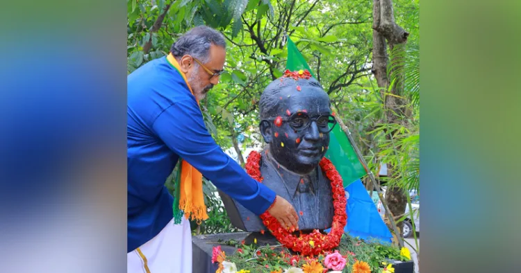 അംബേദ്കര്‍ ജയന്തിയോടനുബന്ധിച്ച് ഹൗസിങ് ബോര്‍ഡ് ജങ്ഷനില്‍ അംബേദ്കര്‍ പ്രതിമയില്‍ പുഷ്പാര്‍ച്ചന നടത്തുന്ന എന്‍ഡിഎ സ്ഥാനാര്‍ത്ഥി രാജീവ് ചന്ദ്രശേഖര്‍