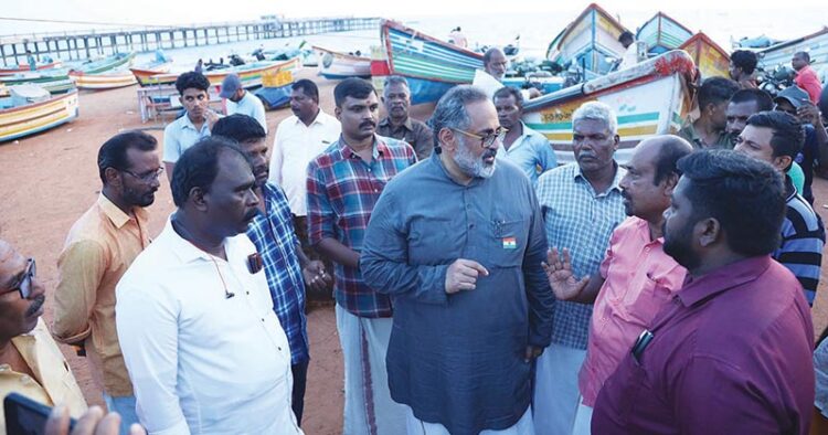 ബിഎംഎസ് വലിയതുറ  യൂണിറ്റിലെ മത്സ്യത്തൊഴിലാളികളുടെയും എയര്‍പോര്‍ട്ട് കാര്‍ഗോ ജീവനക്കാരുടെയും യോഗത്തില്‍ പങ്കെടുക്കാനെത്തിയ തിരുവനന്തപുരം മണ്ഡലത്തിലെ എന്‍ഡിഎ സ്ഥാനാര്‍ത്ഥി രാജീവ് ചന്ദ്രശേഖറിനോട് പ്രദേശവാസികള്‍ വിവിധ പ്രശ്‌നങ്ങളെക്കുറിച്ചു സംസാരിക്കുന്നു