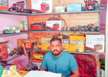 സുജിത്ത് തന്റെ പവര്‍ ടൂള്‍സുകള്‍ വാടകയ്ക്ക് നല്‍കുന്ന കടയില്‍