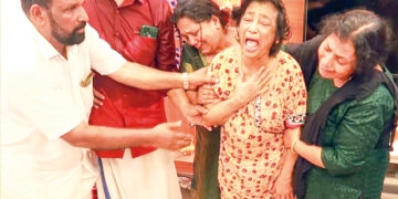 ടിക്കറ്റ് പരിശോധനയ്ക്കിടെ യാത്രക്കാരന്‍ ട്രെയിനില്‍നിന്നു തള്ളിയിട്ടു കൊന്ന ടിടിഇ കെ. വിനോദിന്റെ മൃതദേഹം
ഇന്നലെ എറണാകുളം മഞ്ഞുമ്മലിലെ വീട്ടില്‍ കൊണ്ടുവന്നപ്പോള്‍ അലറിക്കരയുന്ന മാതാവ് ലളിത