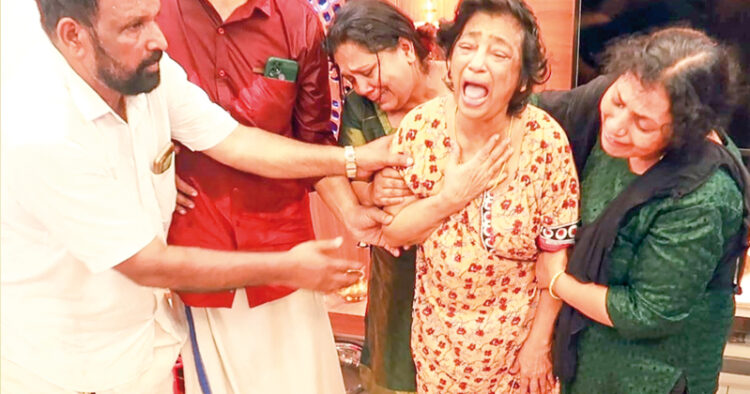 ടിക്കറ്റ് പരിശോധനയ്ക്കിടെ യാത്രക്കാരന്‍ ട്രെയിനില്‍നിന്നു തള്ളിയിട്ടു കൊന്ന ടിടിഇ കെ. വിനോദിന്റെ മൃതദേഹം 
ഇന്നലെ എറണാകുളം മഞ്ഞുമ്മലിലെ വീട്ടില്‍ കൊണ്ടുവന്നപ്പോള്‍ അലറിക്കരയുന്ന മാതാവ് ലളിത