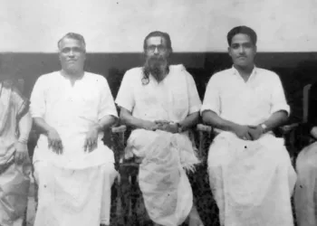 ഗുരുജിയോടൊപ്പം ഇടത് വശത്ത് അമ്മ ഗംഗാ ബായി, അച്ഛന്‍ എന്‍. ദാമോദരന്‍ പ്രഭു. വലത് വശത്ത് ഡി. അനന്ത പ്രഭു, രാജി എ. പ്രഭു