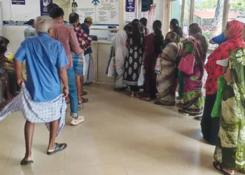 വെള്ളറട സര്‍ക്കാര്‍ ആശുപത്രിയില്‍ ഒപി ടിക്കറ്റ് എടുക്കുന്നതിന് വേണ്ടി ക്യൂ നില്‍ക്കുന്ന രോഗികള്‍