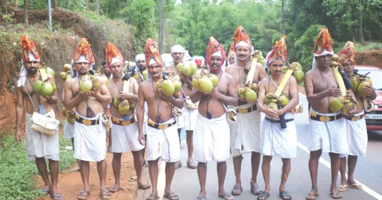 ഇന്ന് നടക്കുന്ന ഇളനീര്‍ വെപ്പിനായി കൊട്ടിയൂരിലേക്ക് ഇളനീര്‍ കാവുമായി കാല്‍നടയായി എത്തിക്കൊണ്ടിരിക്കുന്ന ഇളനീര്‍ വ്രതക്കാര്‍