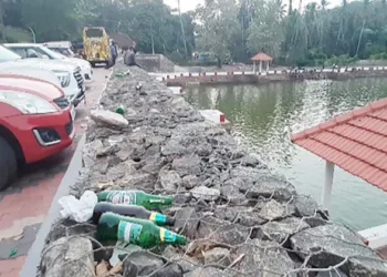 വര്‍ക്കല ജനാര്‍ദ്ദനസ്വാമിക്ഷേത്രക്കുളത്തിന്റെ പരിസരത്ത് മദ്യക്കുപ്പികള്‍ വലിച്ചെറിഞ്ഞ നിലയില്‍