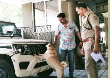 പള്ളുരുത്തി പോലീസ് സ്റ്റേഷനിലെ കസന്‍ എന്ന നായ ഉദ്യോഗസ്ഥര്‍ക്കൊപ്പം