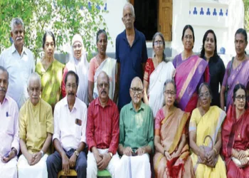 കിളിമാനൂര്‍ കൊട്ടാരത്തില്‍ നടന്ന കൂട്ടായ്മയില്‍ പങ്കെടുത്തവര്‍ രാജാരവിവര്‍മ്മയുടെ ചിത്രശാലയ്ക്ക് മുന്നില്‍