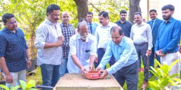 പക്ഷികള്‍ക്ക് ദാഹജലം നല്‍കി അതിജീവനത്തിന്റെ മണ്‍പാത്രങ്ങള്‍ ലുലുമാളിന്റെ വിവിധ പ്രദേശങ്ങളില്‍ സ്ഥാപിക്കുന്ന പരിപാടി ശ്രീമന്‍ നാരായണന്‍, ലുലു പ്രൊജക്ട് ഡയറക്ടര്‍ ബാബു വര്‍ഗീസ്, ലുലു ഇന്ത്യ മീഡിയ ഹെഡ് എന്‍.ബി. സ്വരാജ് എന്നിവര്‍ ചേര്‍ന്ന് നിര്‍വഹിക്കുന്നു. ലുലു മാള്‍ സീനിയര്‍ ഓപ്പറേഷന്‍സ് മാനേജര്‍ ഒ. സുകുമാരന്‍ സമീപം