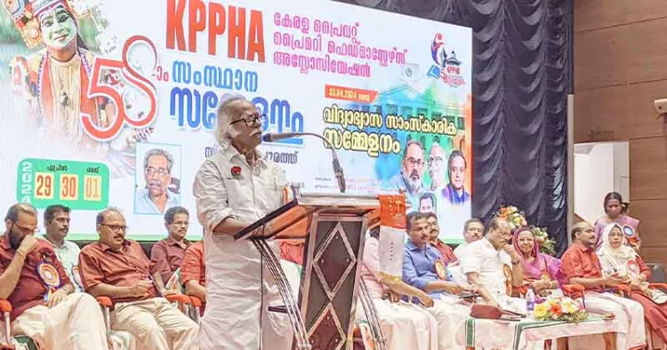 കെപിപിഎച്ച്എ സംസ്ഥാന സമ്മേളനത്തിന്റെ ഭാഗമായി നടന്ന വിദ്യാഭ്യാസ സാംസ്‌കാരിക സമ്മേളനം മന്ത്രി രാമചന്ദ്രന്‍ കടന്നപ്പള്ളി ഉദ്ഘാടനം ചെയ്യുന്നു