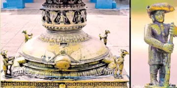 മാവേലിക്കര ശ്രീകൃഷ്ണ സ്വാമിക്ഷേത്ത്രതിന് മുന്നിലെ 
സ്തംഭവിളക്ക്. തലകുനിച്ച് നില്‍ക്കുന്ന ഡച്ച് പട്ടാളക്കാരെ 
വിളക്കില്‍ കാണാം