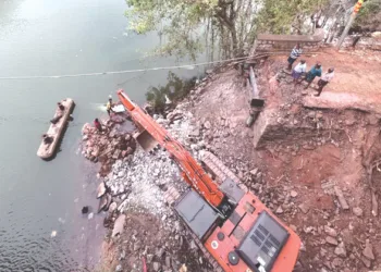 അഞ്ചുതെങ്ങ് കായലിന് കുറുകെ രാജഭരണകാലത്ത്
നിര്‍മിച്ച മീരാന്‍കടവ് പഴയപാലം പൊളിച്ചുനീക്കിയപ്പോള്‍