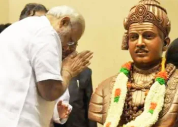 ബസവേശ്വര പ്രതിമയില്‍ ആദരമര്‍പ്പിക്കുന്ന പ്രധാനമന്ത്രി നരേന്ദ്രമോദി