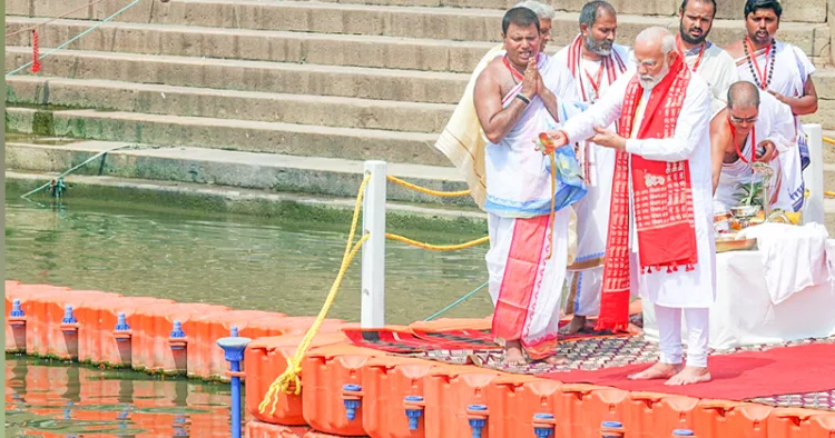 നരേന്ദ്ര മോദി ദശാശ്വമേധ ഘട്ടില്‍ ഗംഗയെ പ്രണമിക്കുന്നു