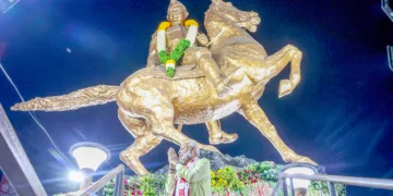 പ്രധാനമന്ത്രി നരേന്ദ്ര മോദി കൊല്‍ക്കത്തയിലെ നേതാജി സുഭാഷ് ചന്ദ്രബോസിന്റെ പ്രതിമയില്‍ വന്ദിച്ചശേഷം റോഡ് ഷോ ആരംഭിക്കുന്നു