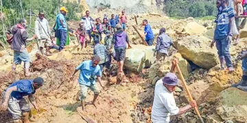 പാപുവ ന്യൂഗിനിയയില്‍ മണ്ണിടിച്ചിലുണ്ടായ പ്രദേശത്ത് രക്ഷാപ്രവര്‍ത്തനം നടത്തുന്നു