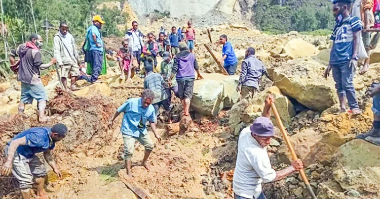 പാപുവ ന്യൂഗിനിയയില്‍ മണ്ണിടിച്ചിലുണ്ടായ പ്രദേശത്ത് രക്ഷാപ്രവര്‍ത്തനം നടത്തുന്നു