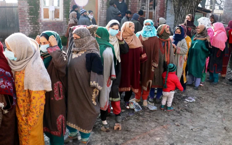 Braving chill, voters standing in long ques to cast their votes for the 8th and last phase of DDC elections at a local polling booth at Cheksari pattan area of Baramulla on Saturday 19 December 2020.
PHOTO BY BILAL BAHADUR