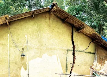 സുചിത്രയും മക്കളും കഴിയുന്ന ആസ്ബറ്റോസ് ഷീറ്റ് മേഞ്ഞ വീട് രണ്ടായി പിളര്‍ന്ന നിലയില്‍.
