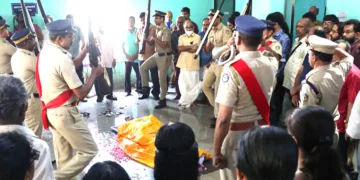 സംവിധായകന്‍ ഹരികുമാറിന്റെ ഭൗതികദേഹത്തിന് തെക്കാട് ശാന്തികവാടത്തില്‍ പോലീസ് ഔദ്യോഗീക ബഹുമതി അര്‍പ്പിക്കുന്നു.