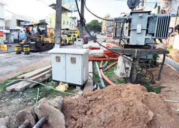 തൈക്കാട് റോഡുപണിക്ക് തടസ്സമായി നില്‍ക്കുന്ന ട്രാന്‍സ്‌ഫോര്‍മര്‍