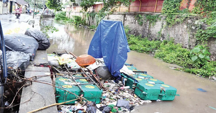 ആമയിഴഞ്ചാന്‍ തോടില്‍ മാലിന്യങ്ങള്‍കൂടി ഒഴുക്ക് തടസമായപ്പോള്‍. കൈതമുക്ക്-തകരപ്പറമ്പ് റോഡില്‍ നിന്നുള്ള ദൃശ്യം