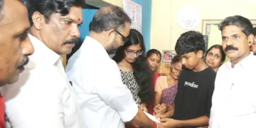 ബിജെപി ജില്ലാ കമ്മിറ്റിയുടെ നേതൃത്വത്തില്‍ സമാഹരിച്ച സലീഷ് ചെമ്മണ്ടൂര്‍ കുടുംബ സഹായ നിധി സംസ്ഥാന അധ്യക്ഷന്‍ കെ. സുരേന്ദ്രന്‍ കൈമാറുന്നു