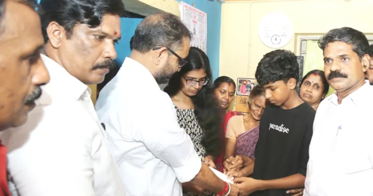 ബിജെപി ജില്ലാ കമ്മിറ്റിയുടെ നേതൃത്വത്തില്‍ സമാഹരിച്ച സലീഷ് ചെമ്മണ്ടൂര്‍ കുടുംബ സഹായ നിധി സംസ്ഥാന അധ്യക്ഷന്‍ കെ. സുരേന്ദ്രന്‍ കൈമാറുന്നു