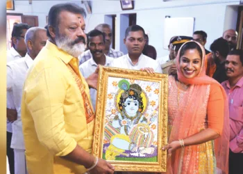 എറണാകുളത്ത് ആര്‍എസ്എസ് പ്രാന്ത കാര്യാലയത്തിലെത്തിയ കേന്ദ്രമന്ത്രി സുരേഷ് ഗോപിക്ക് ചിത്രകാരി ജസ്‌ന താന്‍ വരച്ച ശ്രീകൃഷ്ണ ചിത്രം കൈമാറുന്നു.