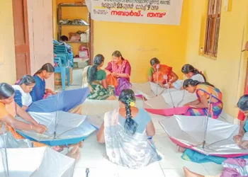 അട്ടപ്പാടിയിലെ തമ്പ് സ്വാശ്രയ സംഘത്തിന്റെ കുട നിര്‍മാണം