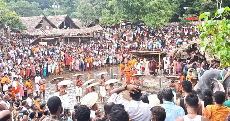 രോഹിണി ആരാധനയുടെ ഭാഗമായി അക്കരെക്കൊട്ടിയൂരില്‍ നടന്ന പൊന്നിന്‍ ശീവേലി