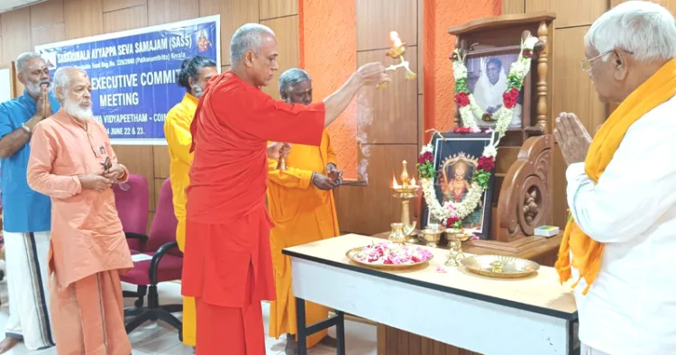 ശബരിമല അയ്യപ്പ സേവാ സമാജം ദേശീയ എക്‌സിക്യൂട്ടീവ് യോഗത്തിന്റെ ഉദ്ഘാടനം സ്വാമി തപസ്യാമൃത നിര്‍വഹിക്കുന്നു