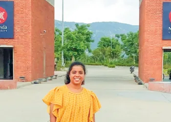 നന്ദിത പ്രഭു സര്‍വകലാശാലയുടെ കവാടത്തിന് മുമ്പില്‍