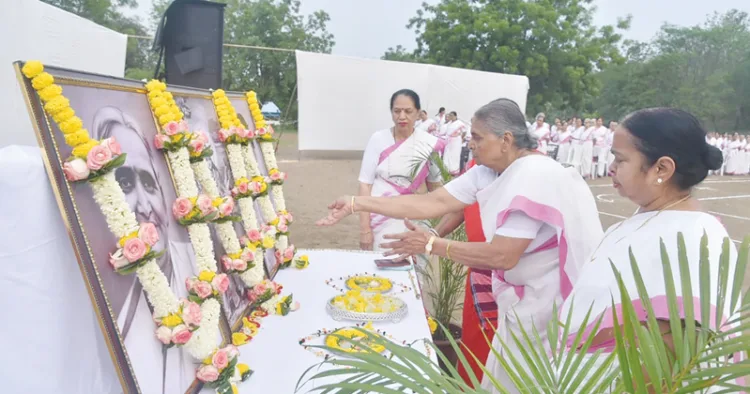 നാഗ്പൂരിലെ ഭോസ്‌ല സൈനിക വിദ്യാലയത്തില്‍ രാഷ്ട്രസേവികാസമിതി പ്രവീണ്‍ ശിക്ഷാവര്‍ഗിന്റെ സമാപന പരിപാടിയില്‍ ഭാരതമാതാ ചിത്രത്തിനുമുന്നില്‍ പ്രമുഖ് സഞ്ചാലിക ശാന്തക്ക പുഷ്പാര്‍ച്ചന നടത്തുന്നു