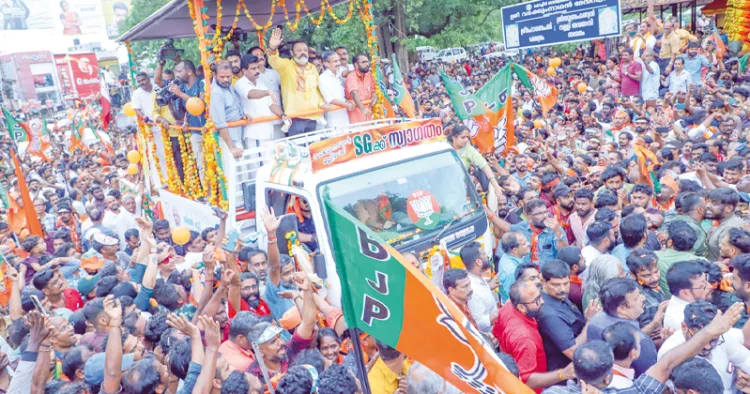 ചരിത്ര വിജയം കുറിച്ച സുരേഷ് ഗോപിക്ക് തൃശ്ശൂര്‍ നഗരത്തില്‍ നല്കിയ സ്വീകരണം