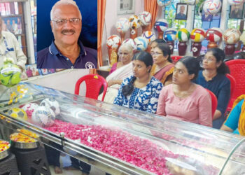 അന്തരിച്ച ഫുട്‌ബോള്‍ പരിശീലകന്‍ ടി.കെ. ചാത്തുണ്ണി മാഷിന് അന്ത്യോപചാരമായി ഫുട്‌ബോള്‍ സമര്‍പ്പിക്കുന്നു. മൃതദേഹത്തിന് സമീപം വേറേയും ഫുട്‌ബോളുകള്‍ കാണാം