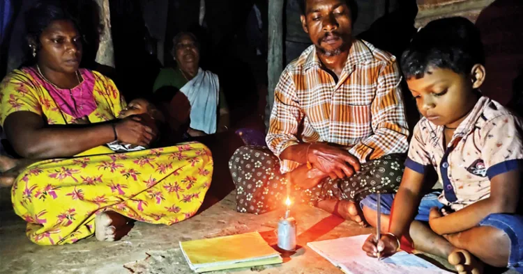 ചിമ്മിനി വെട്ടത്തില്‍ പഠിക്കുന്ന ആദിത്യനും ഒപ്പം അച്ഛന്‍ സുനില്‍കുമാറും പ്രിയയും സരോജിനിയും